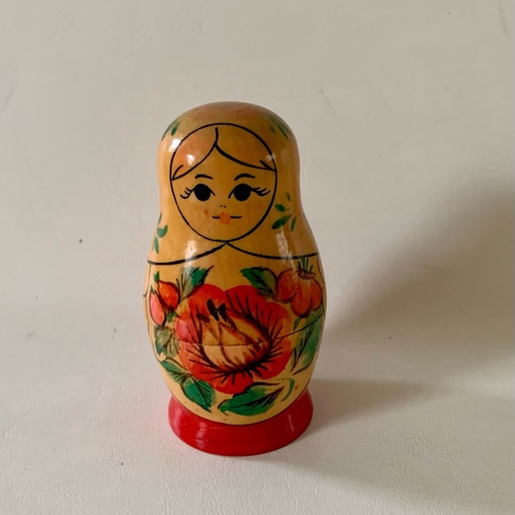 Vintage wooden hand carved Matroyshka nesting doll - Picture 8 of 11